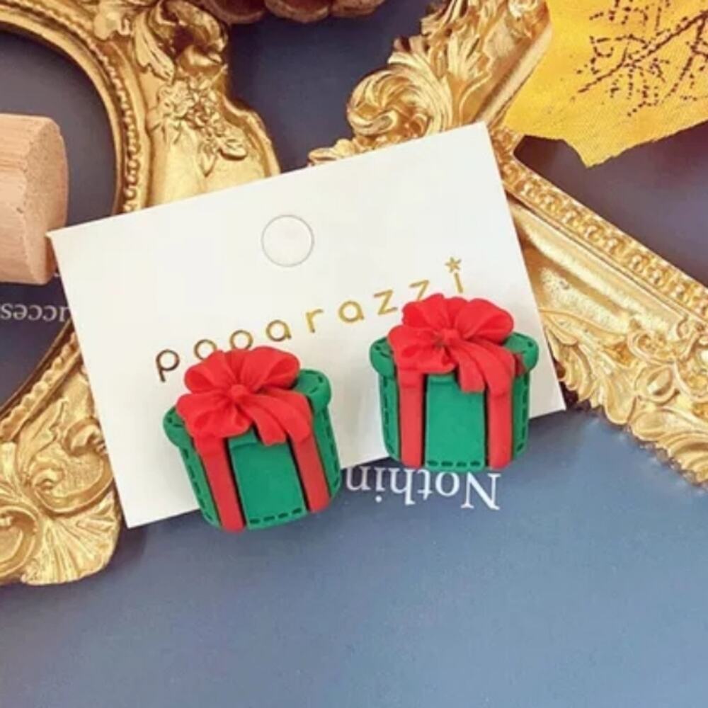 Christmas present earrings, green box with red bow